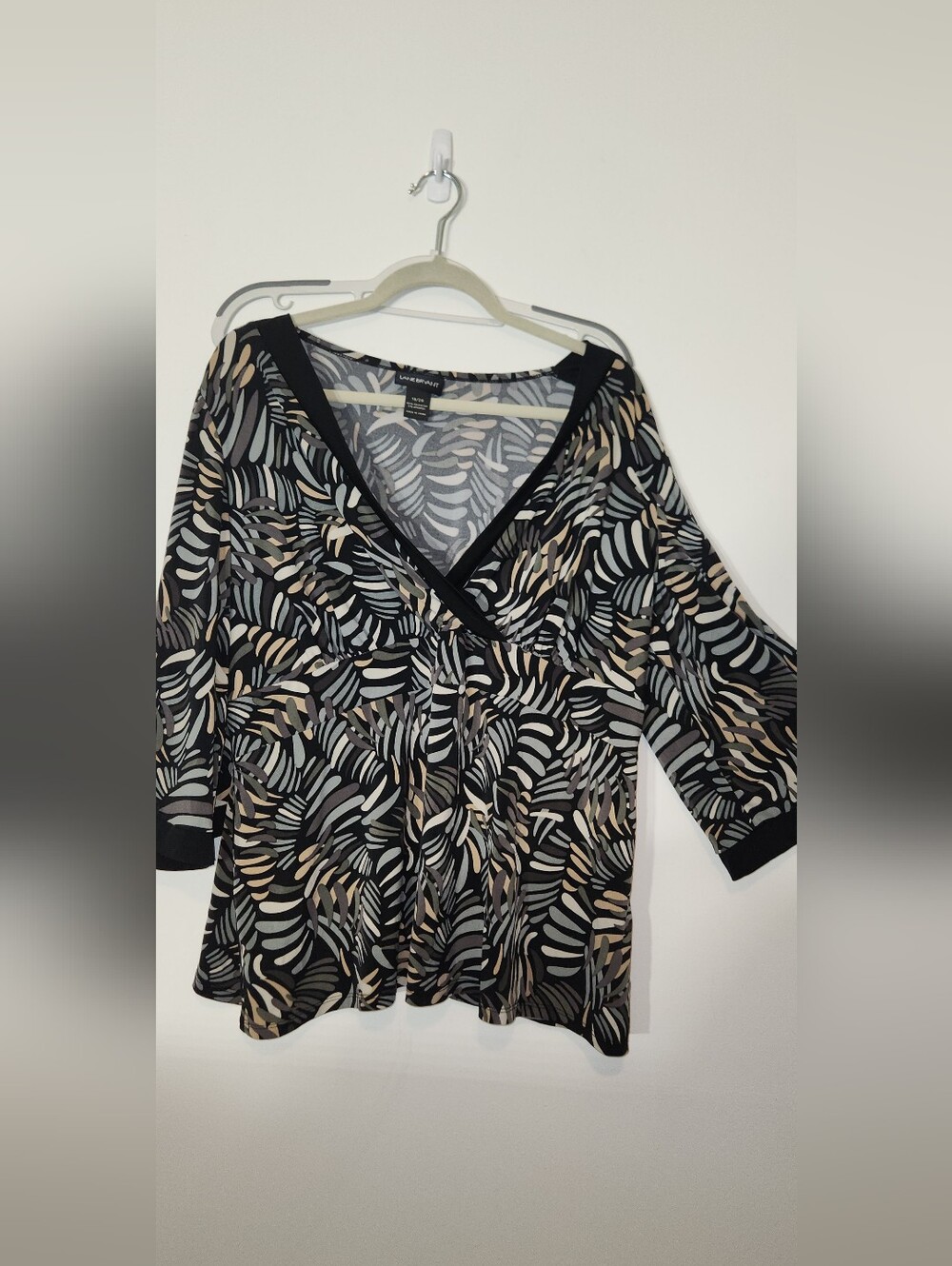 🩶🖤Lane Bryant Black Multi-Print V-Neck Women’s Top 18/20